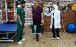 Depremzede, ücretsiz takılan protezle tekrar hayata tutundu