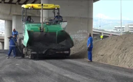İzmir Büyükşehir Belediyesi Bozuk Yolları Onarıyor