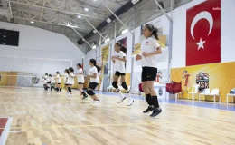 Mersin Büyükşehir Belediyesi Ücretsiz Voleybol Kurslarıyla Çocukları Sporla Buluşturuyor