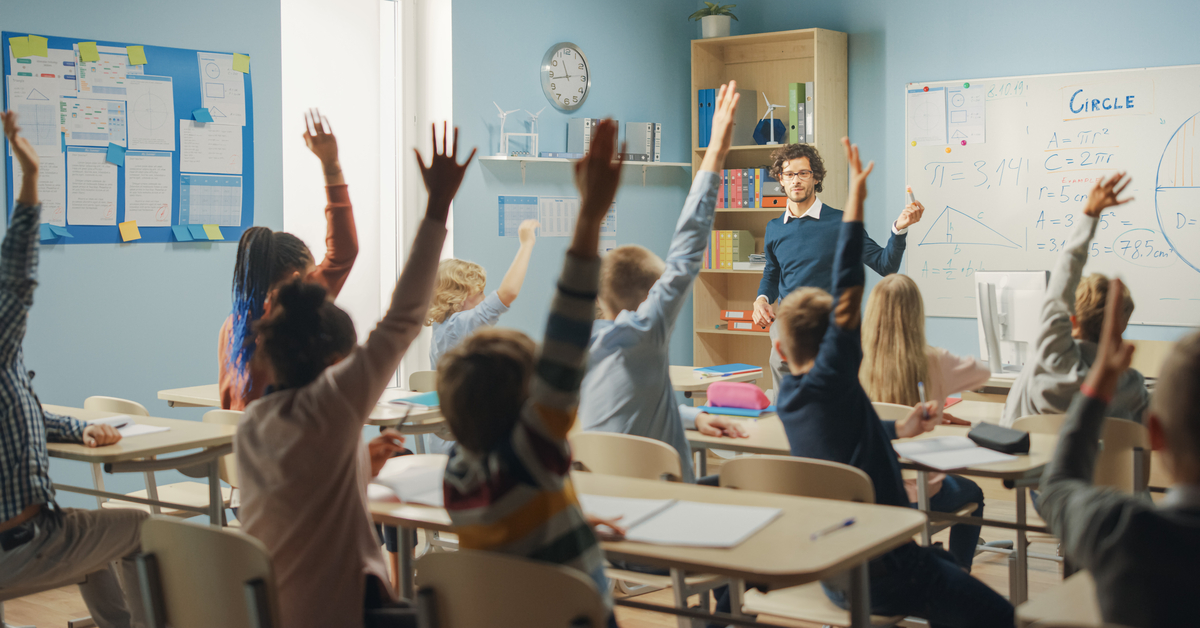 Ayakta ders anlatmaya öğretmen itirazı! İşte uzun süre ayakta kalmanın sağlık riskleri