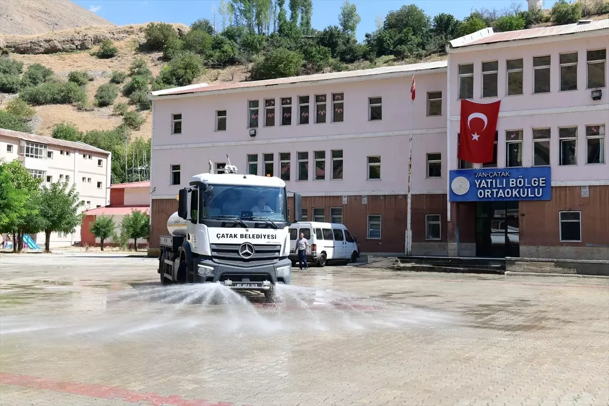 Çatak’ta Okul Bahçeleri Temizleniyor