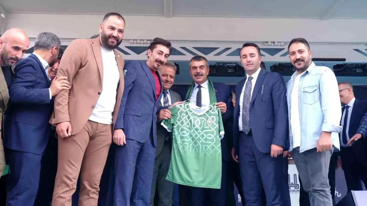 Tortumspor, Milli Eğitim Bakanı’na Forma Hediye Etti
