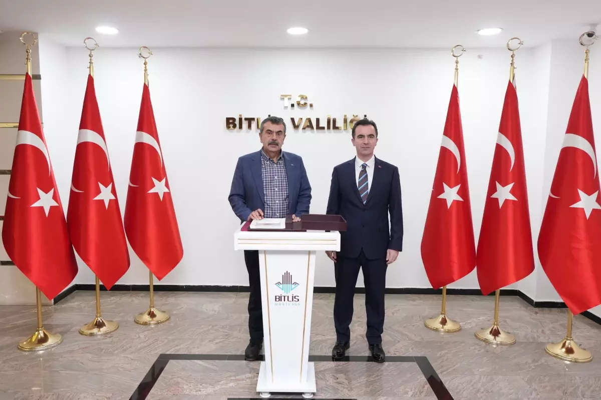 Bakan Tekin Bitlis’te Eğitim Toplantısı Düzenledi